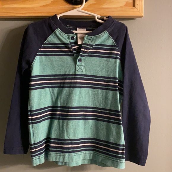 Boys size 4/5 shirts - Picture 3 of 5